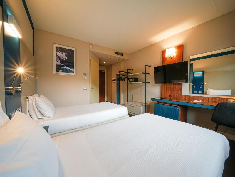 Superior Twin Room image 2