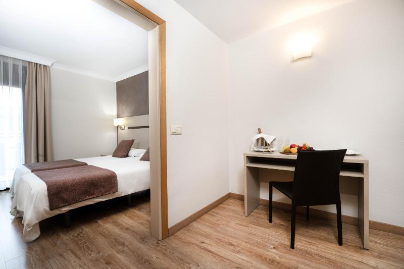 Twin Room image 4