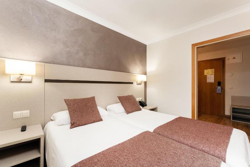 Twin Room image 3