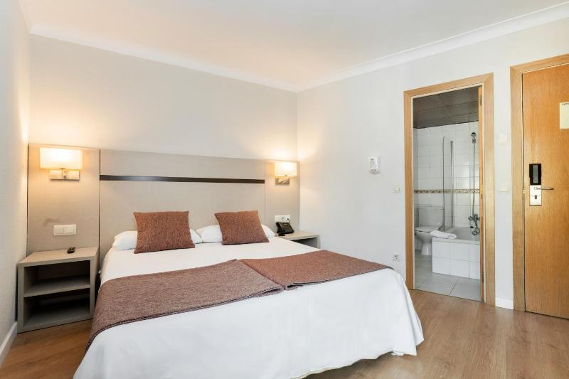 Standard Double Room image 3