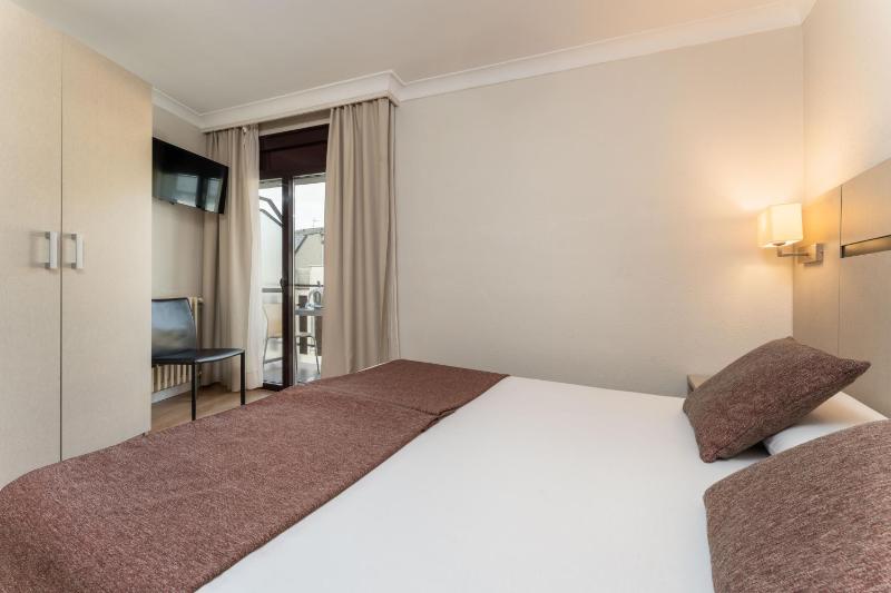 Standard Double Room image 4