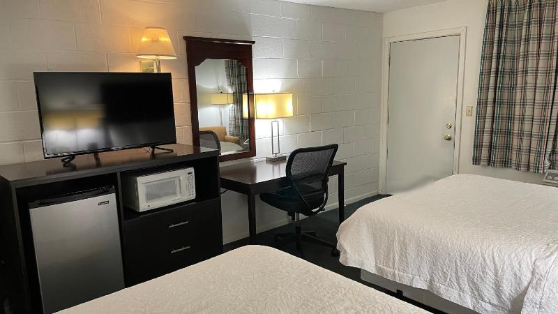 Queen Room with Two Queen Beds image 2
