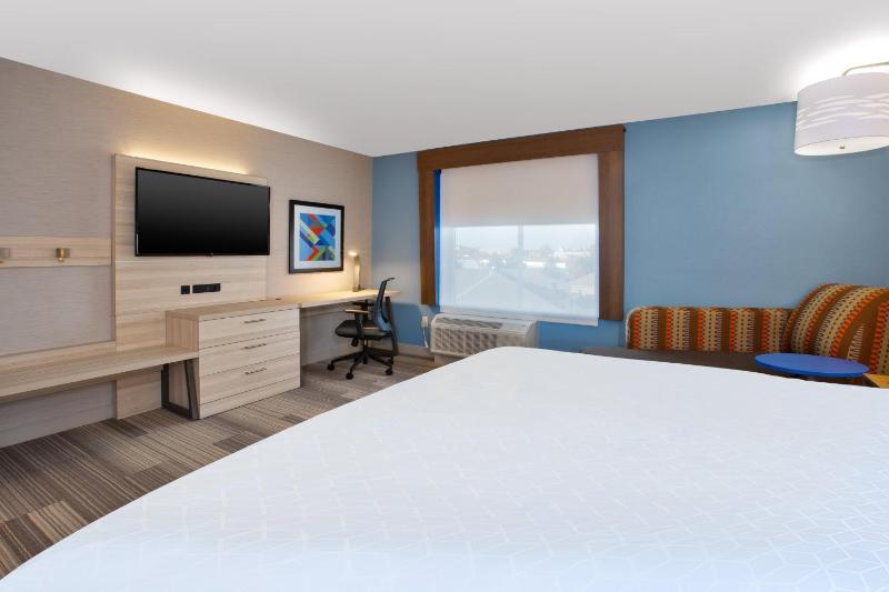 Standard King Room image 2
