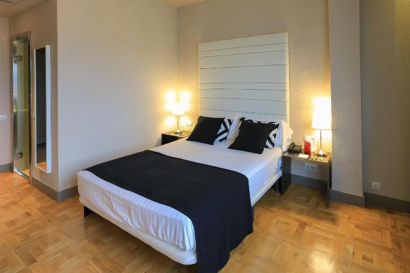 Economy Double Room image 3