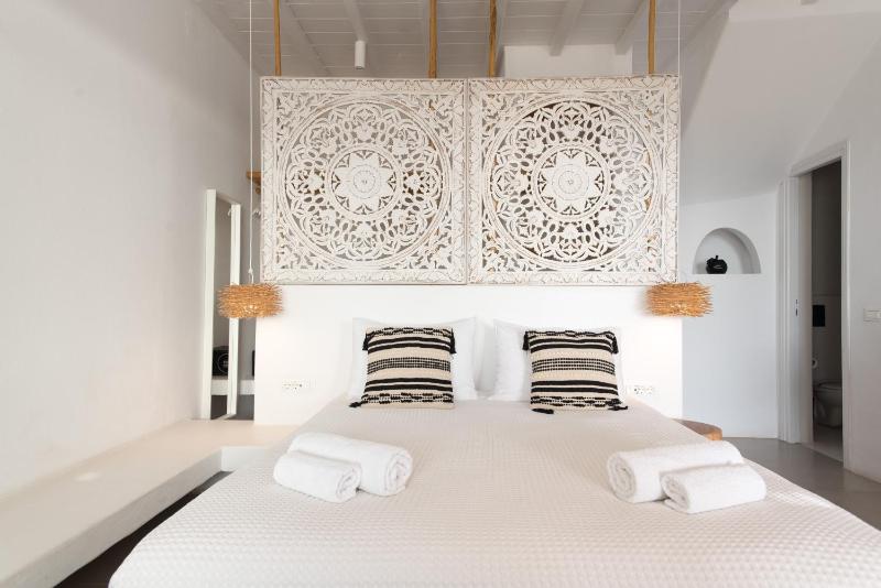 Deluxe Double Room with Sea View image 3
