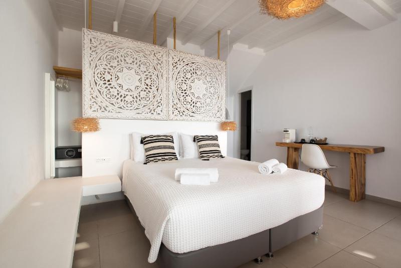 Deluxe Double Room with Sea View image 2