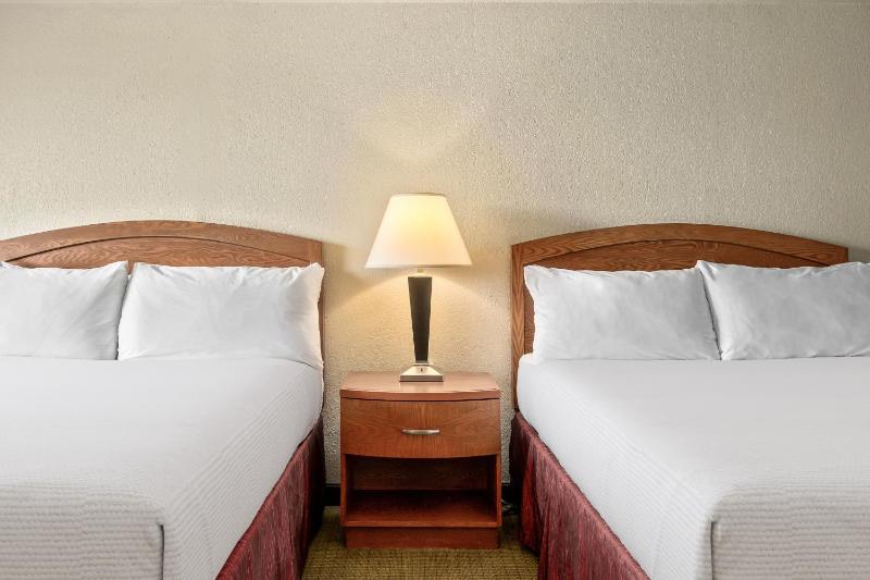 Deluxe Room with Two Queen Beds  image 4