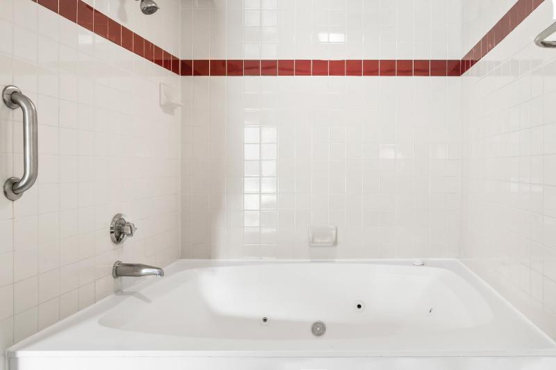 King Room with Spa Bath image 3