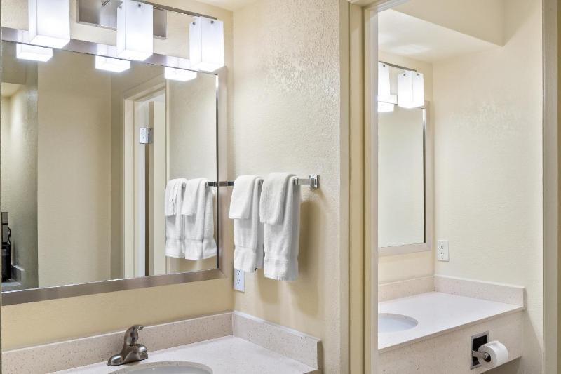 King Room with Spa Bath image 2