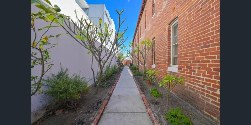 Emu Backpackers Perth - note - Valid Passport required for check in - image 7