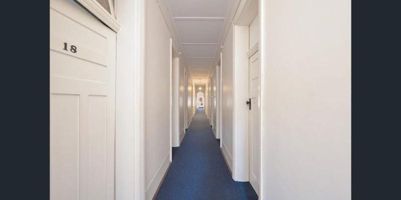 Emu Backpackers Perth - note - Valid Passport required for check in - image 13