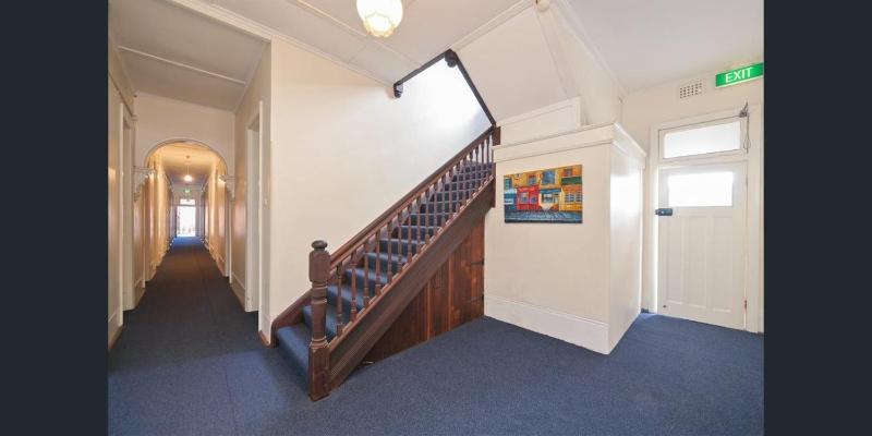 Emu Backpackers Perth - note - Valid Passport required for check in - image 10