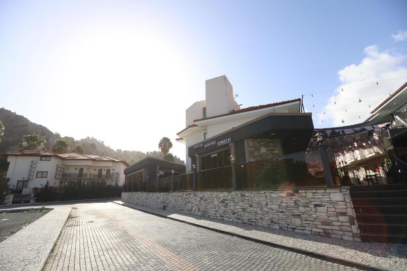 Triple Room with Balcony image 2