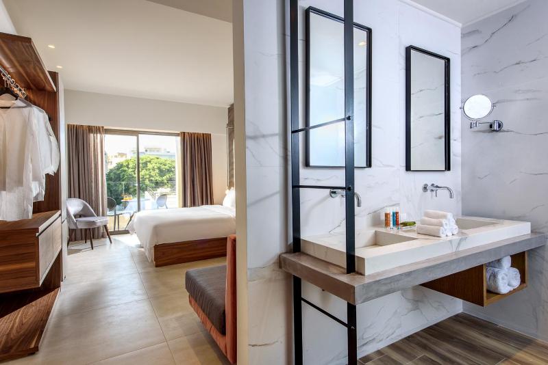 Superior Deluxe Triple Room image 3