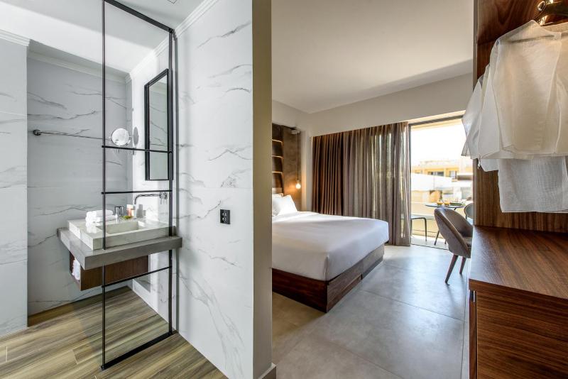 Deluxe Double or Twin Room image 3
