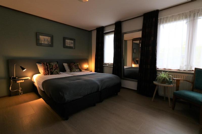 Standard Double Room image 4