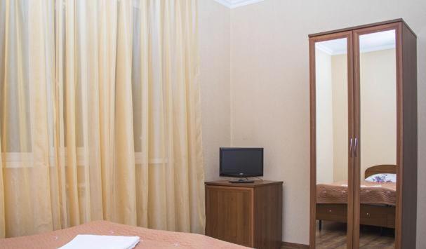 Standard Twin Room image 3