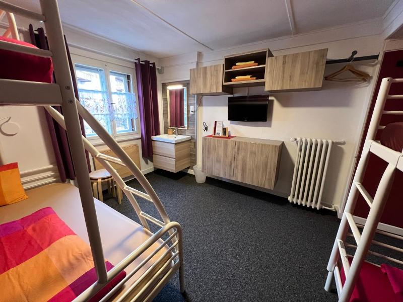 Twin Room with Shared Bathroom image 4