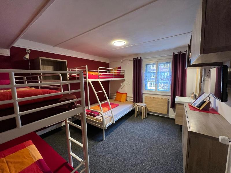 Twin Room with Shared Bathroom image 3
