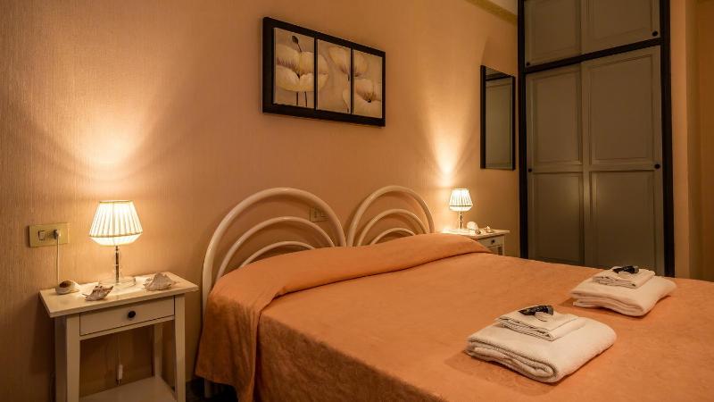 Standard Double Room image 3