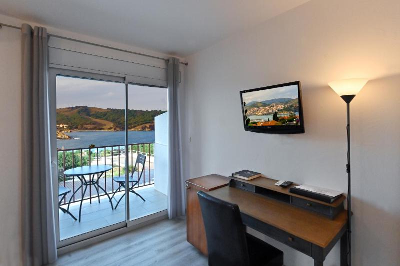 Double Room with Sea View image 3