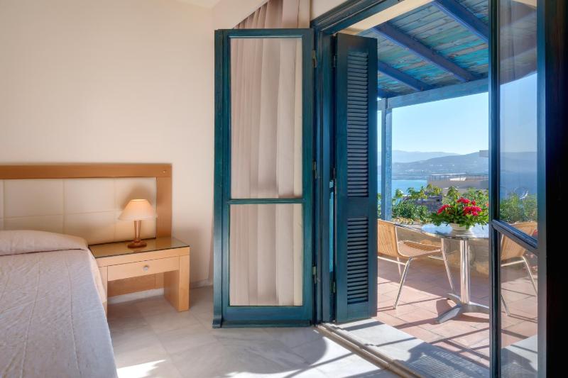 Double Room with Side Sea View image 3