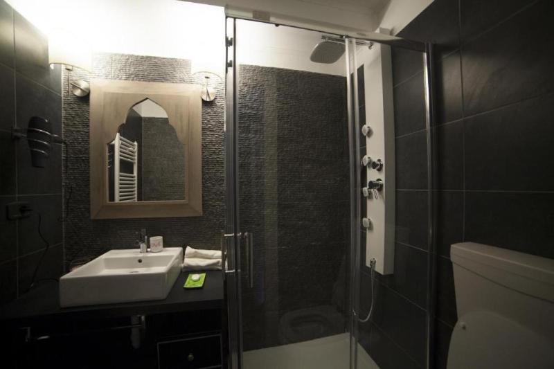 Double or Twin Room with Private Bathroom image 2