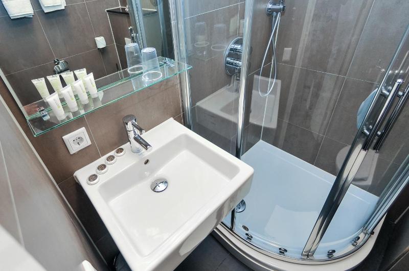 Quadruple Room with River View image 4