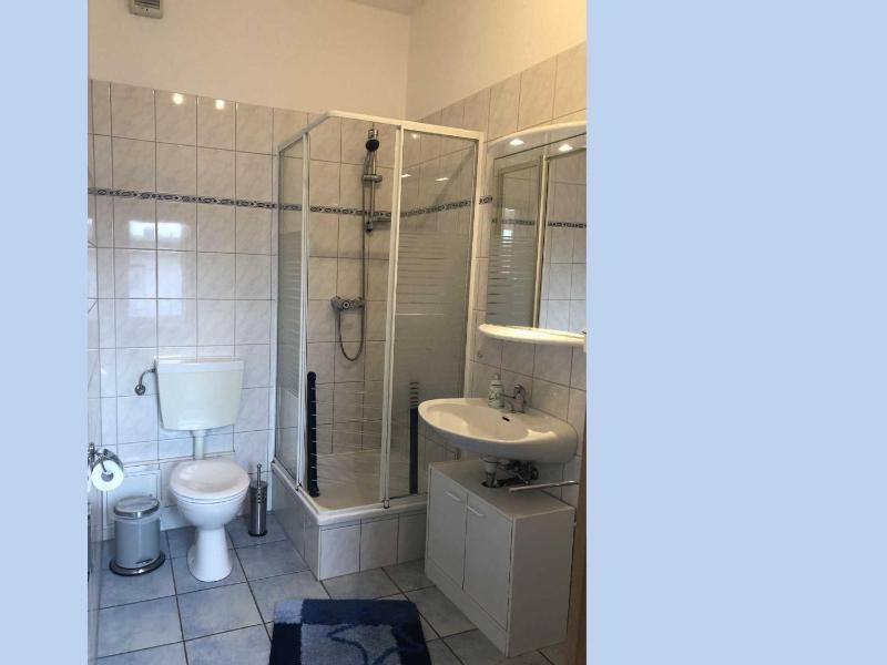 Apartment with Shower image 3