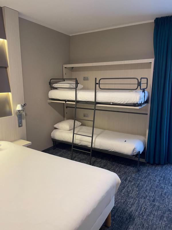 Standard Quadruple Room image 4