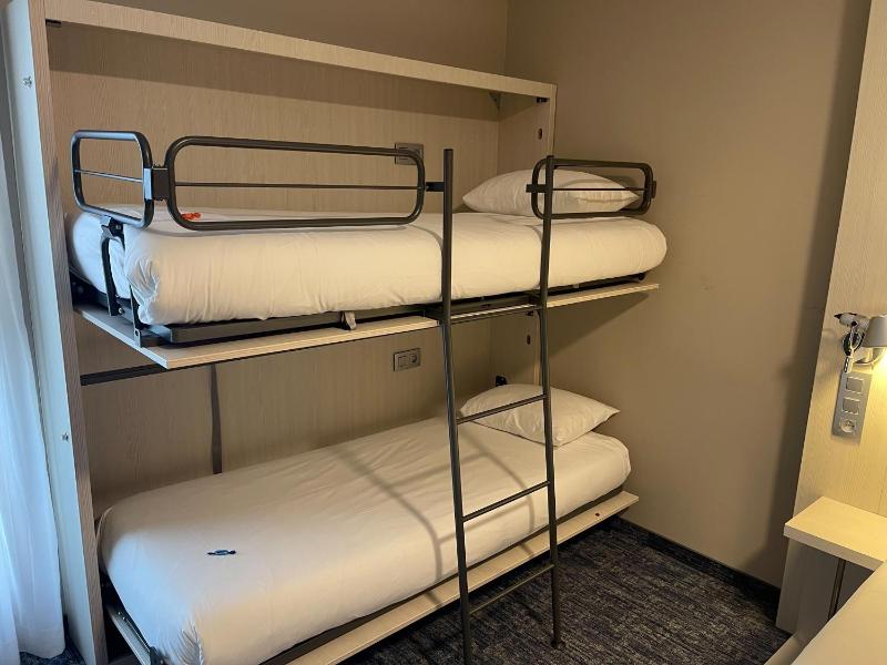 Standard Quadruple Room image 3