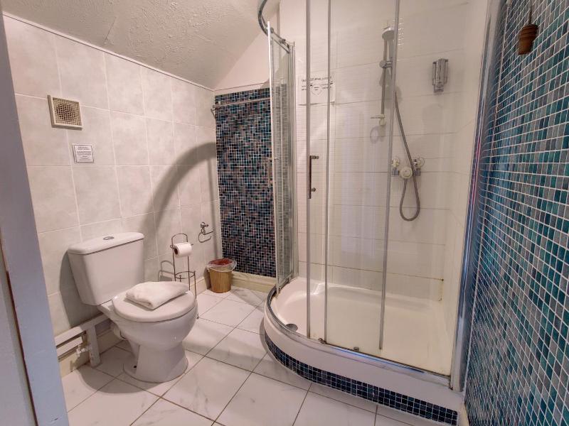 Economy Twin Room with Shared Bathroom image 3