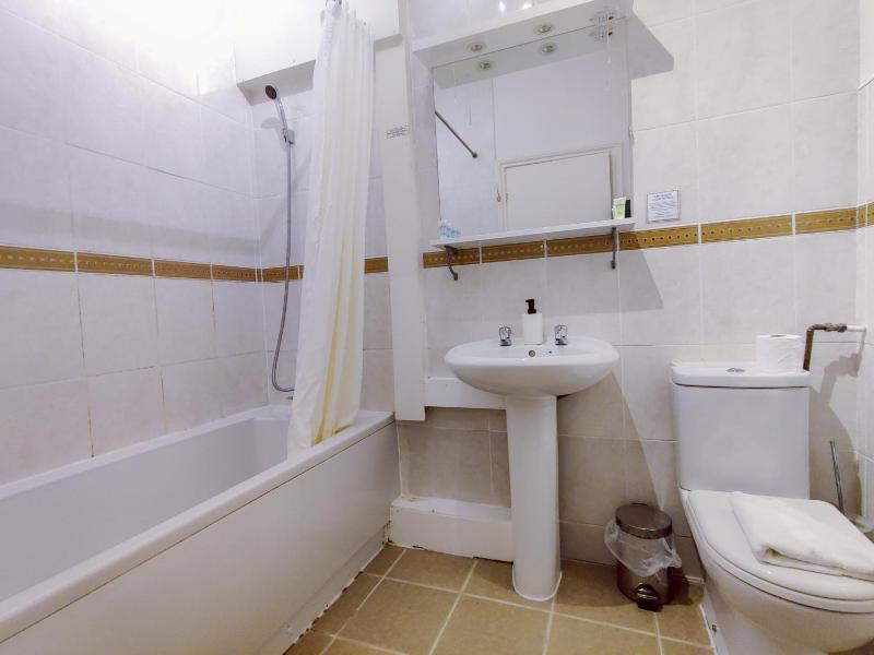 Superior Double Room with Four Poster Bed image 4