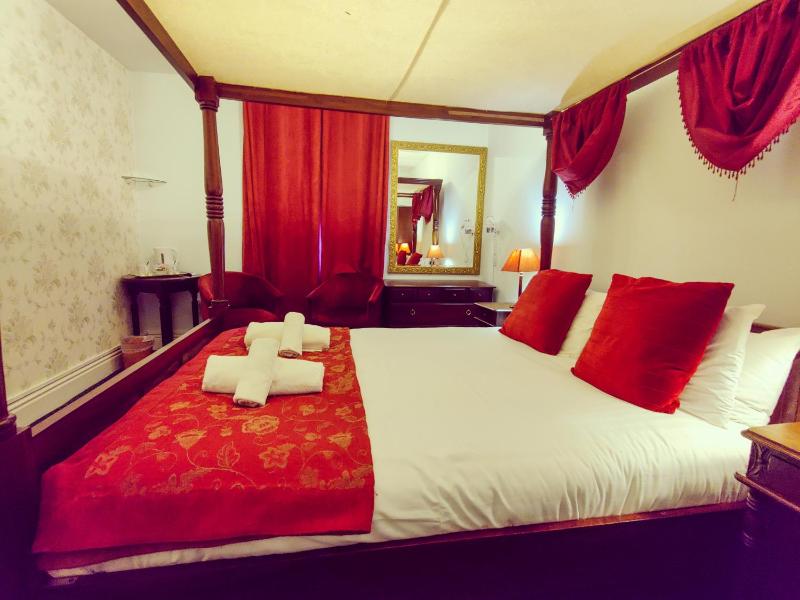 Superior Double Room with Four Poster Bed image 2