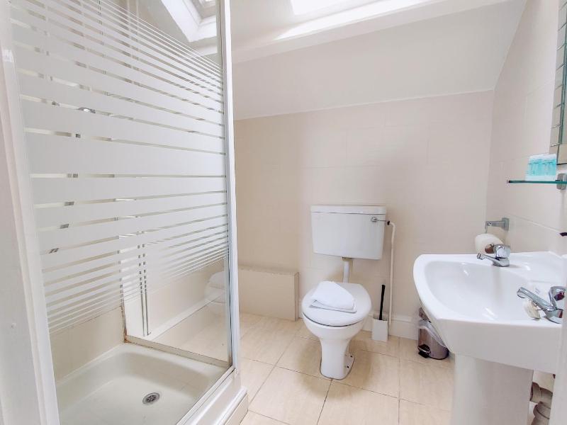 Standard Quadruple Room image 4