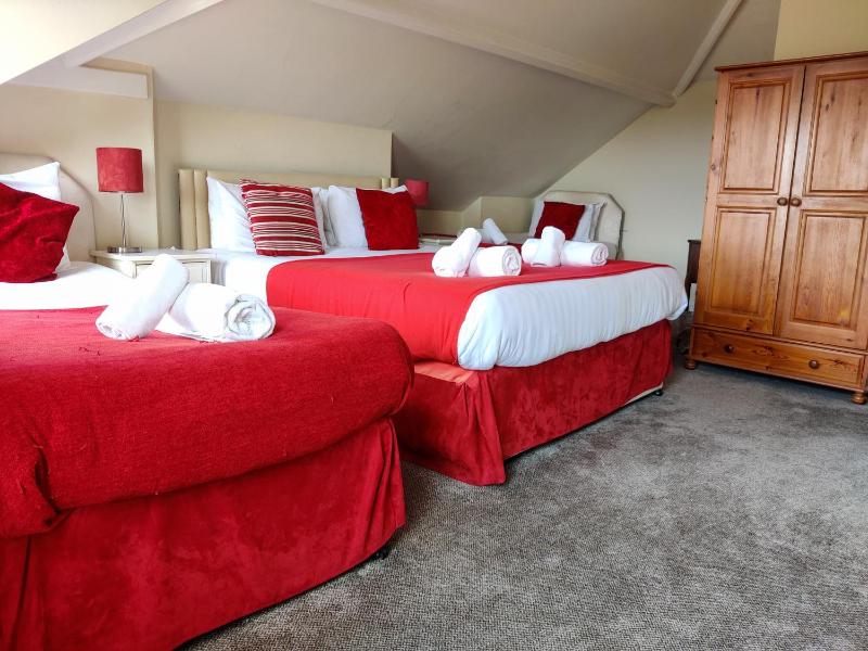 Standard Quadruple Room image 2