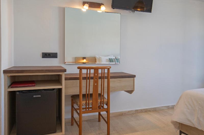 Double or Twin Room with Sea View image 3