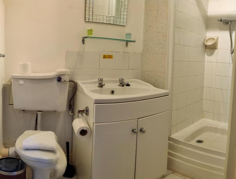 Standard Double Room image 4