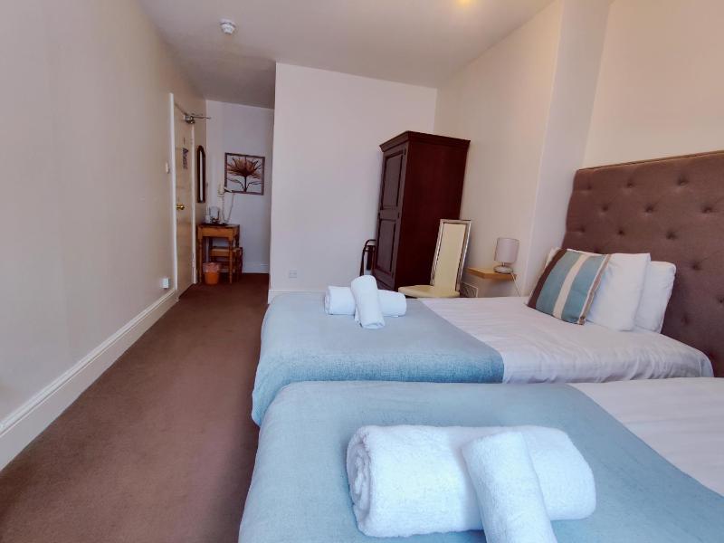 Standard Twin Room image 4