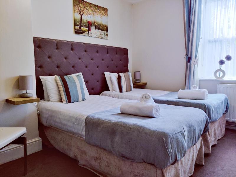 Standard Twin Room image 2