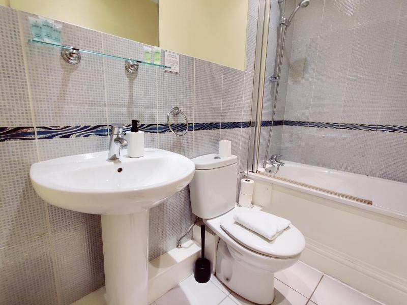 Standard Triple Room image 2