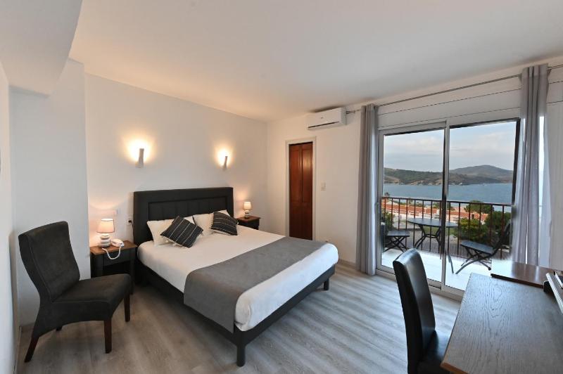 Double Room with Sea View image 4