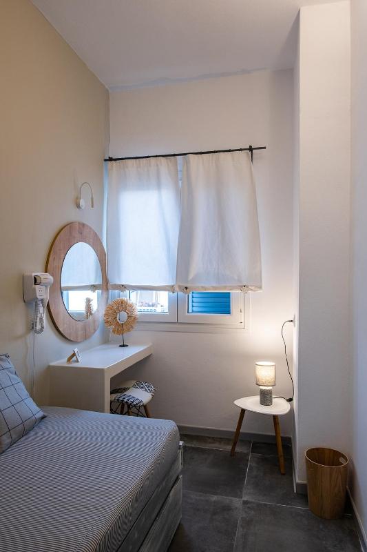 Family Room image 3
