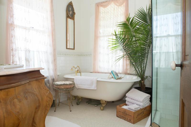Deluxe Queen Room: Lace Room image 2