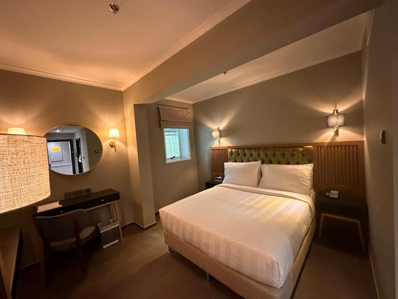 Standard Queen Room image 4