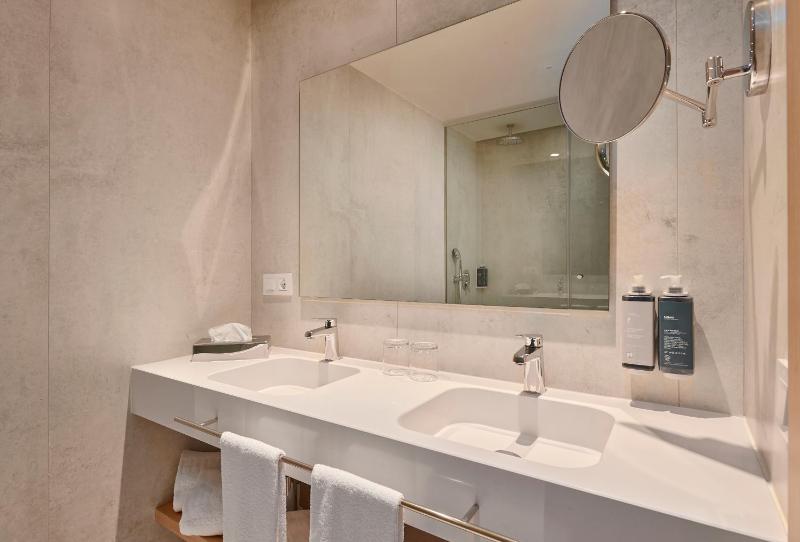 Double or Twin Room image 4