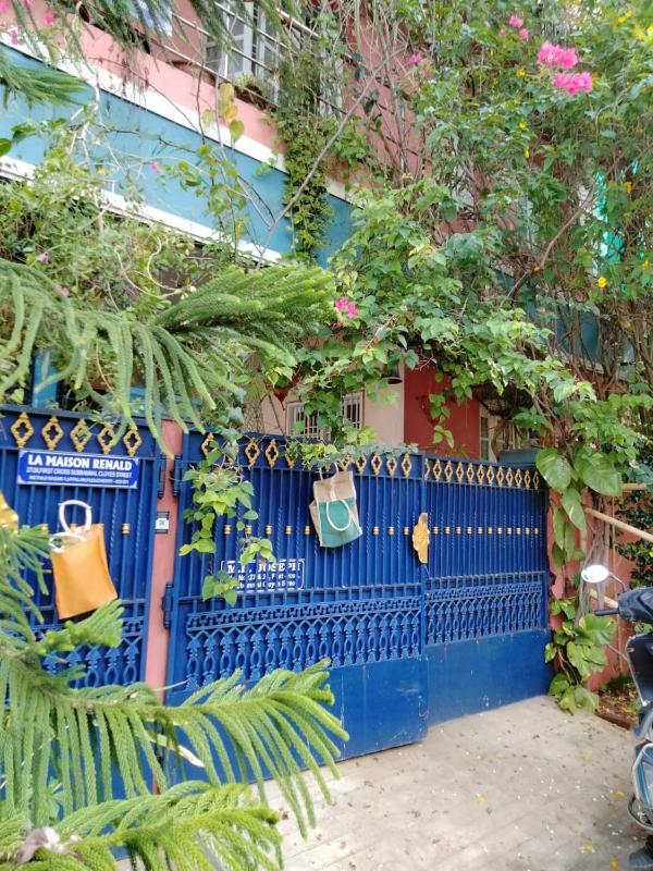 THE ONLY BEST HOMESTAYLA MAISON RENALD 2BHK4BHK available for 6713 members NEAR ROCK BEACH WHITE TOWN RAILWAY STN PONDY MARINA CAR PARKING available Eight 3 double zero seven six four 6 double 2 - image 28