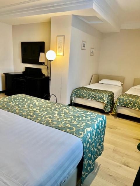Quadruple Room image 4