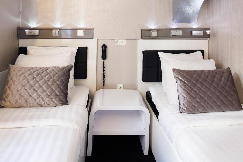Standard Twin Room image 4
