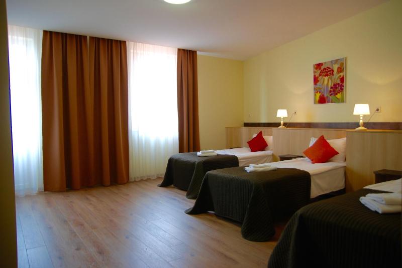 Standard Triple Room image 3
